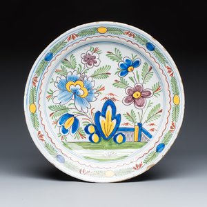 Two polychrome Dutch Delft dishes and a relief-moulded vase — 照片 10