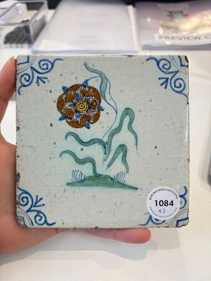 Two polychrome Dutch Delft 'flower' tiles, 17th C. — photo 1