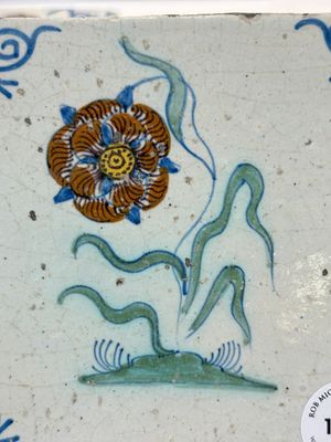 Two polychrome Dutch Delft 'flower' tiles, 17th C. — photo 2