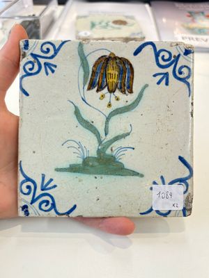 Two polychrome Dutch Delft 'flower' tiles, 17th C. — photo 4