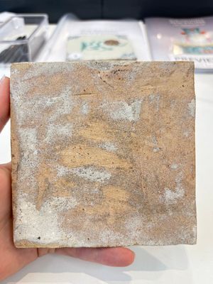 Two polychrome Dutch Delft 'flower' tiles, 17th C. — photo 5