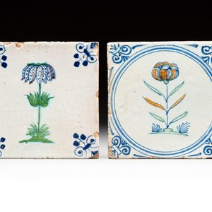 Two polychrome Dutch Delft 'flower' tiles, 17th C. — photo 1