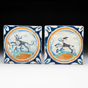 Two polychrome Dutch Delft maiolica 'dog' and 'hare' medallion tiles, late 16th C. — 照片 1