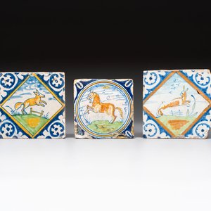 Two polychrome Dutch Delft maiolica 'fox' and 'hare' tiles and a small 'horse' medallion tile, late 16th C. — foto 1