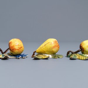 Two polychrome Dutch Delft models of apples and one of a pear, 18th C. — photo 3