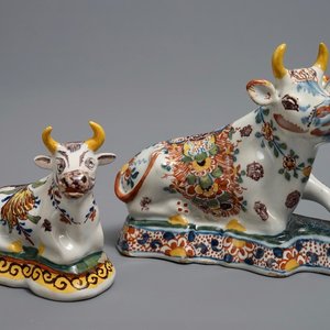 Two polychrome Dutch Delft models of recumbent cows, 18th C. — 照片 1