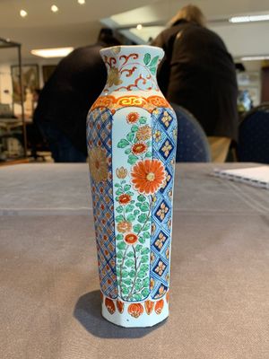 Two polychrome Dutch Delft petit feu vases with floral design, early 18th C. — photo 1