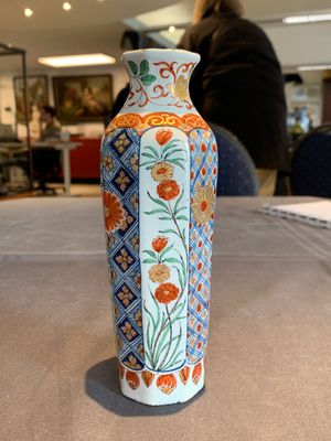Two polychrome Dutch Delft petit feu vases with floral design, early 18th C. — photo 2