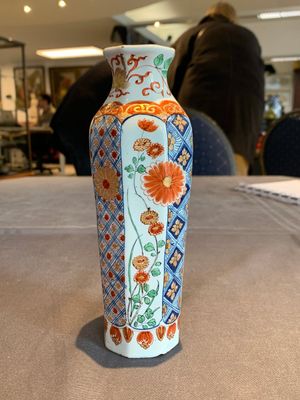 Two polychrome Dutch Delft petit feu vases with floral design, early 18th C. — photo 3