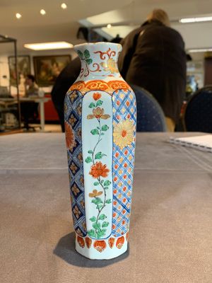 Two polychrome Dutch Delft petit feu vases with floral design, early 18th C. — photo 4