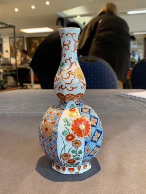 Two polychrome Dutch Delft petit feu vases with floral design, early 18th C. — photo 7