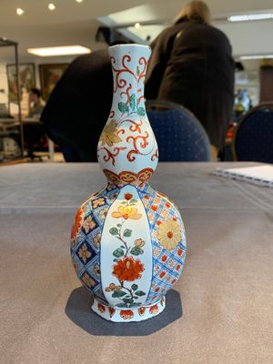 Two polychrome Dutch Delft petit feu vases with floral design, early 18th C. — photo 8