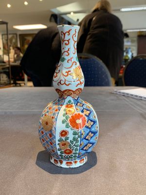 Two polychrome Dutch Delft petit feu vases with floral design, early 18th C. — photo 9