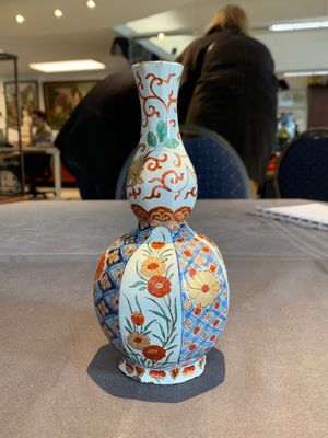 Two polychrome Dutch Delft petit feu vases with floral design, early 18th C. — photo 10