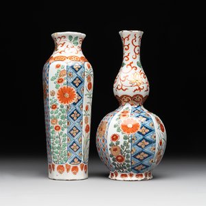 Two polychrome Dutch Delft petit feu vases with floral design, early 18th C. — photo 1