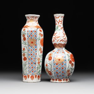 Two polychrome Dutch Delft petit feu vases with floral design, early 18th C. — photo 2