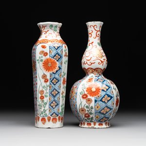 Two polychrome Dutch Delft petit feu vases with floral design, early 18th C. — photo 3