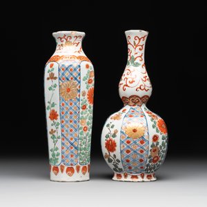 Two polychrome Dutch Delft petit feu vases with floral design, early 18th C. — photo 4