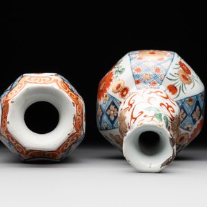 Two polychrome Dutch Delft petit feu vases with floral design, early 18th C. — photo 5