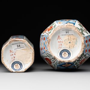 Two polychrome Dutch Delft petit feu vases with floral design, early 18th C. — photo 6