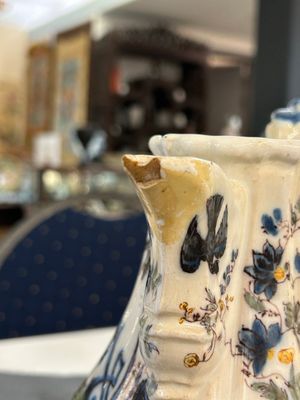 Two polychrome Italian faïence coffee pots and covers, Pesaro, 18th C. — photo 1