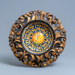 Two polychrome Italian maiolica crespina in finely carved wooden frames, Faenza and Montelupo, 16/17th C. — photo 4