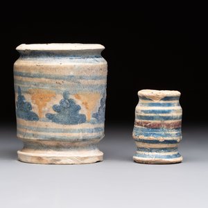 Two polychrome maiolica albarello-shaped ointment jars, Antwerp or Northern Netherlands, late 16th C. — photo 2