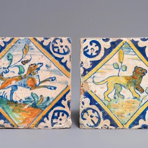 Two polychrome maiolica tiles with a dog and a bear, Antwerp or Middelburg, late 16th C. — 照片 1
