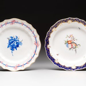 Two polychrome The Hague-decorated Tournai porcelain plates, stork marks, 18th C. — 照片 1