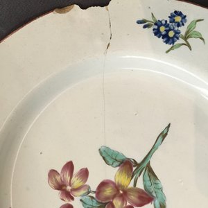 Two polychrome Tournai faience plates, 18th C. — photo 3