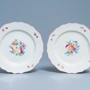 Two polychrome Tournai porcelain plates with fruits, 18th C. — 照片 1