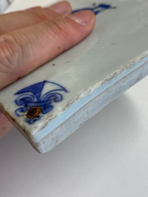 Two rare Chinese blue and white tiles with a scholar and a guardian, Transitional period — 照片 11