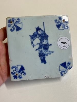 Two rare Chinese blue and white tiles with a scholar and a guardian, Transitional period — 照片 13