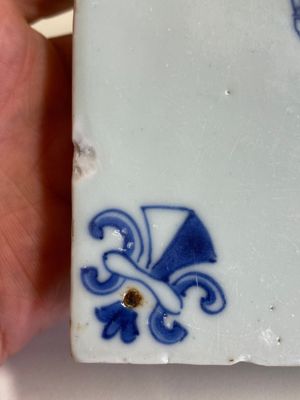 Two rare Chinese blue and white tiles with a scholar and a guardian, Transitional period — 照片 15