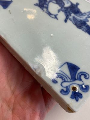Two rare Chinese blue and white tiles with a scholar and a guardian, Transitional period — 照片 22