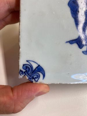 Two rare Chinese blue and white tiles with a scholar and a guardian, Transitional period — 照片 6