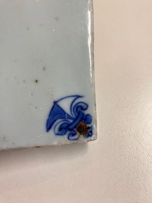 Two rare Chinese blue and white tiles with a scholar and a guardian, Transitional period — 照片 7