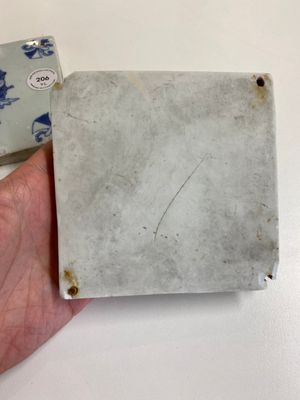 Two rare Chinese blue and white tiles with a scholar and a guardian, Transitional period — 照片 8