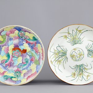 Two rare Chinese famille rose and verte porcelain plates, one with foo dogs, 19th C. — photo 1