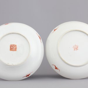 Two rare Chinese famille rose and verte porcelain plates, one with foo dogs, 19th C. — photo 2