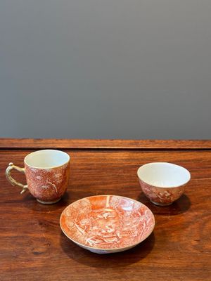 Two rare Chinese iron-red-decorated 'European scene' cups and a saucer, Qianlong — 照片 1