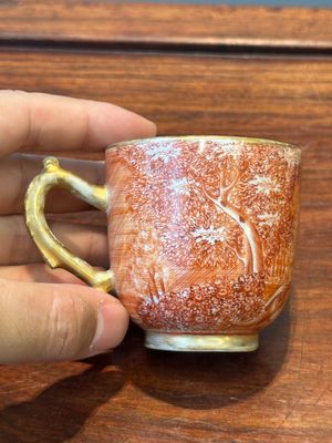 Two rare Chinese iron-red-decorated 'European scene' cups and a saucer, Qianlong — 照片 13