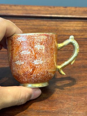 Two rare Chinese iron-red-decorated 'European scene' cups and a saucer, Qianlong — 照片 15