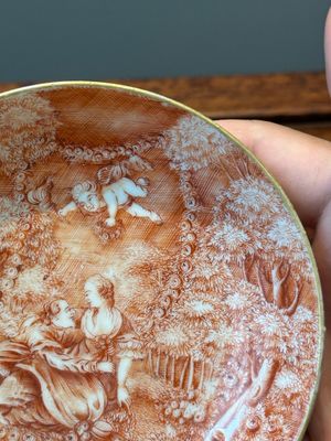 Two rare Chinese iron-red-decorated 'European scene' cups and a saucer, Qianlong — 照片 4