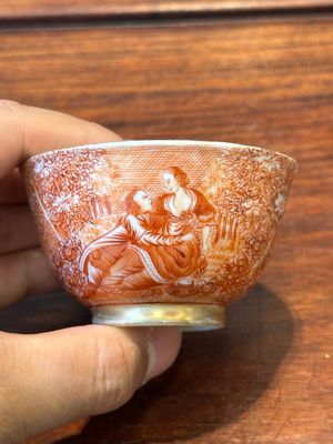 Two rare Chinese iron-red-decorated 'European scene' cups and a saucer, Qianlong — 照片 5