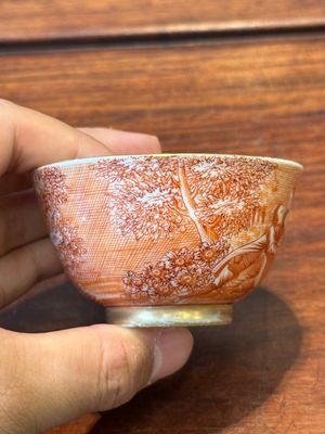 Two rare Chinese iron-red-decorated 'European scene' cups and a saucer, Qianlong — 照片 6