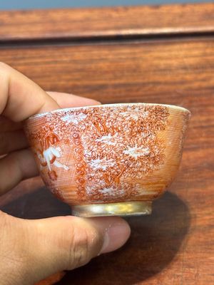Two rare Chinese iron-red-decorated 'European scene' cups and a saucer, Qianlong — 照片 7
