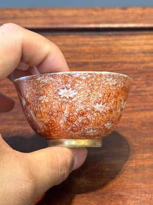 Two rare Chinese iron-red-decorated 'European scene' cups and a saucer, Qianlong — 照片 9