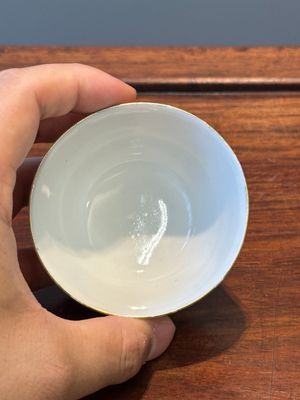 Two rare Chinese iron-red-decorated 'European scene' cups and a saucer, Qianlong — 照片 10