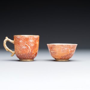 Two rare Chinese iron-red-decorated 'European scene' cups and a saucer, Qianlong — 照片 4